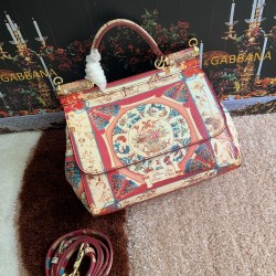 480 [Dolce Gabbana] The same crossbody bag as a celebrity, crossbody, mirror, overseas purchasing special products, fashionable and aura, brand new bag style, any combination can be as long as there is a fashionable heart, you can keep it clearly, when an