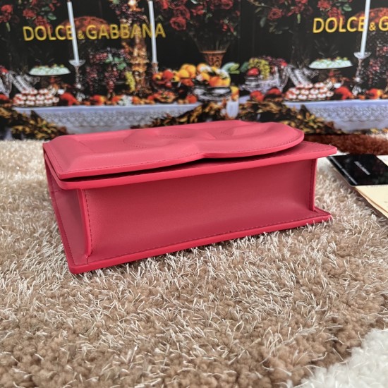 530 [Dolce Gabbana] Model number: 5515 Top original list ➰Delicious handmade, imported cowhide bag body with pure handmade oil edges on top, embellished with standing effect quilted DG log Fashion trend, favorite of many celebrities, crossbody, overseas p
