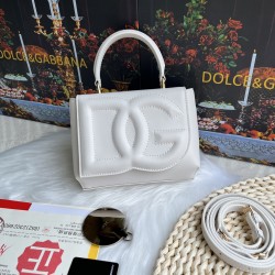 570 [Dolce Gabbana] Model number: 9112 Original order ➰Delicate handmade, imported cowhide bag body with pure handmade oil edges on top, embellished with standing effect quilted DG log Fashion trend, favorite of many celebrities, crossbody, overseas purch