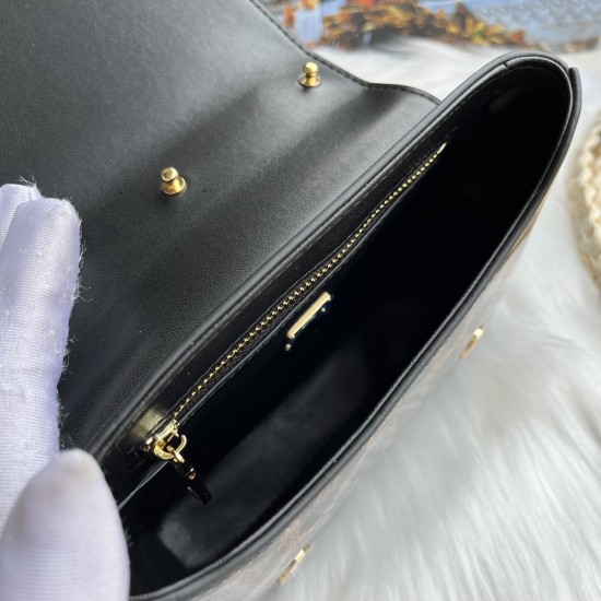 600 [Dolce Gabbana] Model number: 9112 Patent leather leopard print Original ➰Delicate handmade Use imported cowhide bag body with pure handmade oil edges on top, embellished with standing effect quilted DG log Fashion trend, favorite of many celebrities,