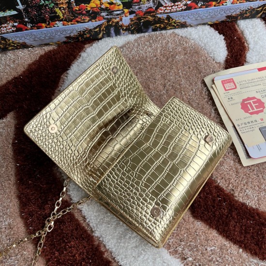 600 【Dolce Gabbana】Top original list ➰Delicate handmade series crossbody bags, imported raw materials, resin bottom plated with real gold DG logo on the front, the flip cover is hidden magnetic buckle, fixed electroplated ruthenium chain decoration, pure 600 【Dolce Gabbana】Top original list ➰Delicate handmade series crossbody bags, imported raw materials, resin bottom plated with real gold DG logo on the front, the flip cover is hidden magnetic buckle, fixed electroplated ruthenium chain decoration, pure