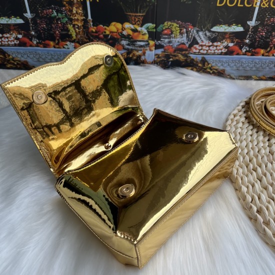 570 [Dolce Gabbana] Model number: 9112 Original order ➰Delicate handmade, imported cowhide bag body with pure handmade oil edges on top, embellished with standing effect quilted DG log Fashion trend, favorite of many celebrities, crossbody, overseas purch