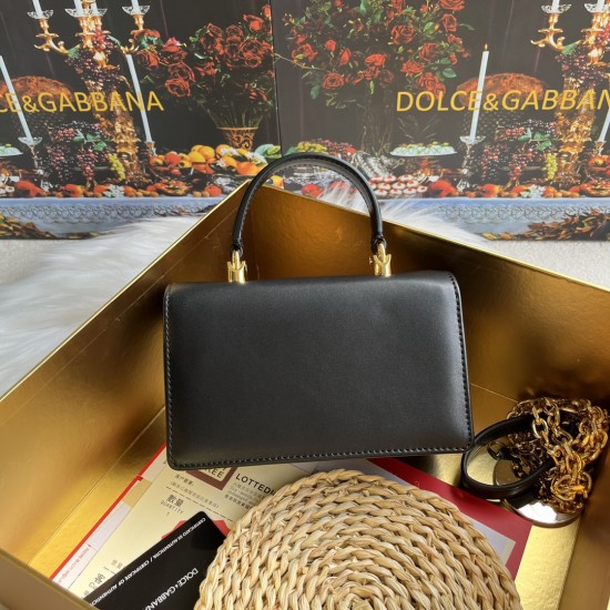 550 【Dolce Gabbana】❤️New.Model number: 9111 original list ➰Delicate and handmade, imported cowhide bag body with pure handmade oil edges on the top, embellished with DG double electroplating sign fashion trend, front flip cover adopts hidden magnetic buck 550 【Dolce Gabbana】❤️New.Model number: 9111 original list ➰Delicate and handmade, imported cowhide bag body with pure handmade oil edges on the top, embellished with DG double electroplating sign fashion trend, front flip cover adopts hidden magnetic buck