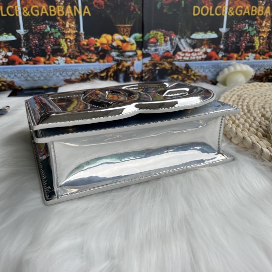 530 [Dolce Gabbana] Model number: 5515 Top original list ➰Delicious handmade, imported cowhide bag body with pure handmade oil edges on top, embellished with standing effect quilted DG log Fashion trend, favorite of many celebrities, crossbody, overseas p