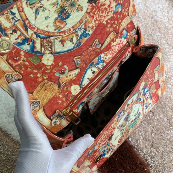 480 [Dolce Gabbana] The same crossbody bag as a celebrity, crossbody, mirror, overseas purchasing special products, fashionable and aura, brand new bag style, any combination can be as long as there is a fashionable heart, you can keep it clearly, when an
