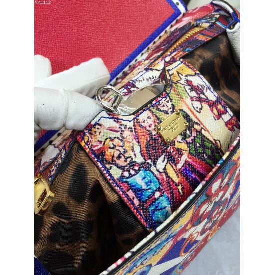 480 [Dolce Gabbana] The same crossbody bag as a celebrity, crossbody, mirror, overseas purchasing special products, fashionable and aura, brand new bag style, any combination can be as long as there is a fashionable heart, you can keep it clearly, when an