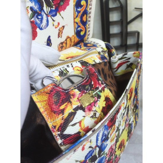 480 [Dolce Gabbana] The same crossbody bag as a celebrity, crossbody, mirror, overseas purchasing special products, fashionable and aura, brand new bag style, any combination can be as long as there is a fashionable heart, you can keep it clearly, when an