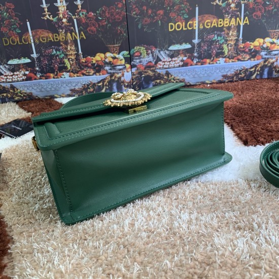 550 [Dolce Gabbana] Model number: 4158 Original single crossbody women's bag ➰Delicious handmade Imported cowhide with original hardware bag body with pure handmade oil on top of the top of many celebrities' favorites. Crossbody can be purchased overseas 