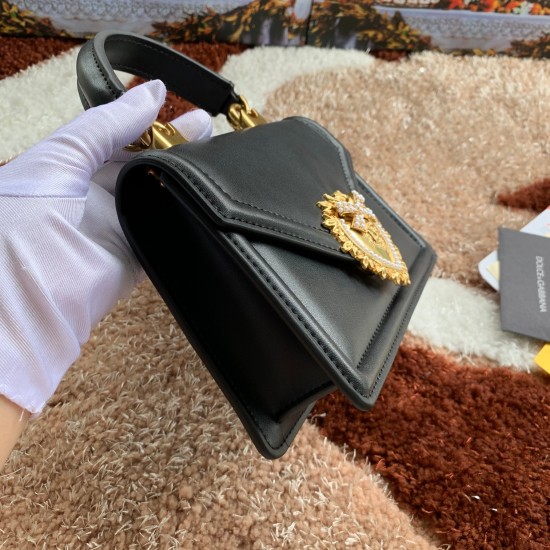 530 [Dolce Gabbana] Chain hand-held crossbody bag model number: 6613 original list ➰Delicious handmade Imported cowhide leather with original hardware bag body with pure handmade oil on top of the top of many celebrities' favorites. Crossbody can be purch