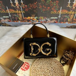 550 【Dolce Gabbana】❤️New.Model number: 9111 patent leather original ➰Delicate and handmade, imported cowhide bag body with pure handmade oil edge on top, embellished with DG double electroplating sign fashion trend, front flip cover adopts hidden magnetic
