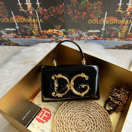 550 【Dolce Gabbana】❤️New.Model number: 9111 patent leather original ➰Delicate and handmade, imported cowhide bag body with pure handmade oil edge on top, embellished with DG double electroplating sign fashion trend, front flip cover adopts hidden magnetic 550 【Dolce Gabbana】❤️New.Model number: 9111 patent leather original ➰Delicate and handmade, imported cowhide bag body with pure handmade oil edge on top, embellished with DG double electroplating sign fashion trend, front flip cover adopts hidden magnetic