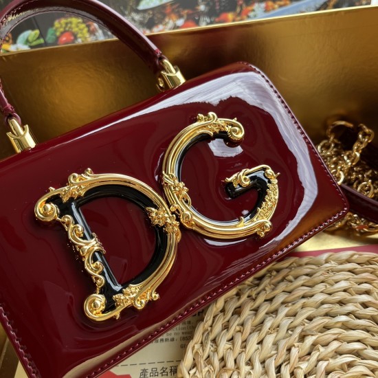 580 【Dolce Gabbana】❤️New.Model number: 9111 patent leather original ➰Delicate and handmade, imported cowhide bag body with pure handmade oil edge on top, embellished with DG double electroplating sign fashion trend, front flip cover adopts hidden magnetic 580 【Dolce Gabbana】❤️New.Model number: 9111 patent leather original ➰Delicate and handmade, imported cowhide bag body with pure handmade oil edge on top, embellished with DG double electroplating sign fashion trend, front flip cover adopts hidden magnetic