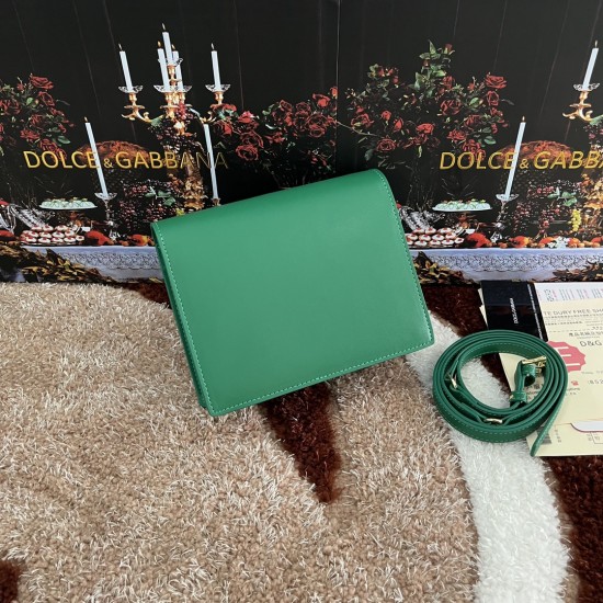 530 [Dolce Gabbana] Model number: 5515 Top original list ➰Delicious handmade, imported cowhide bag body with pure handmade oil edges on top, embellished with standing effect quilted DG log Fashion trend, favorite of many celebrities, crossbody, overseas p