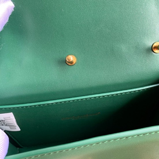 530 [Dolce Gabbana] Chain hand-held crossbody bag model number: 6613 original list ➰Delicious handmade Imported cowhide leather with original hardware bag body with pure handmade oil on top of the top of many celebrities' favorites. Crossbody can be purch