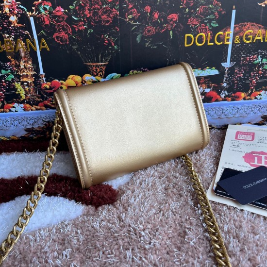 530 original DolceGabbana overseas purchasing special product model number 5512,️Double crossbody clutch bag is mainly simple and fashionable, using imported cowhide raw materials. Butterfly gold-plated DG logo inlaid pearl front flip with hidden magnetic 530 original DolceGabbana overseas purchasing special product model number 5512,️Double crossbody clutch bag is mainly simple and fashionable, using imported cowhide raw materials. Butterfly gold-plated DG logo inlaid pearl front flip with hidden magnetic
