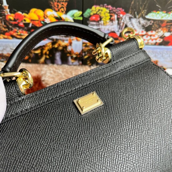 P550 model number: 4133 palm print high-end product [Dolce Gabbana] Another platinum bag in the fashion industry ➰Delicate handmade classic model solid color versatile. Favorite of many celebrities. Crossbody can be used with mirrors. Special products for