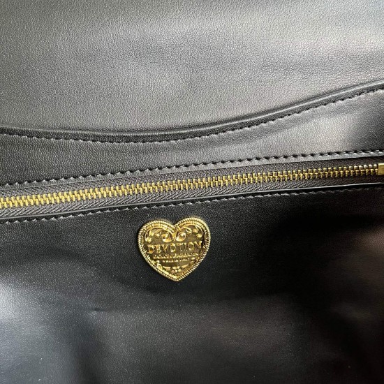 600 [Dolce Gabbana] Top original list ➰Delicious handmade Imported cowhide leather with original hardware bag body with pure handmade oil on top of the top of many celebrities' favorites. Crossbody can be purchased overseas for special products with a sty