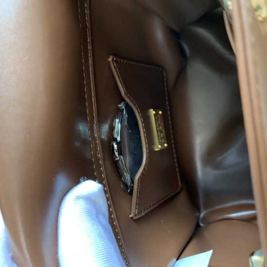 630 [Dolce Gabbana] Model number: 5180# Original order ➰Delicious handmade Imported cowhide with original hardware bag body with pure handmade oil on top of the top of many celebrities' favorites, crossbody, special products for overseas purchasing agents