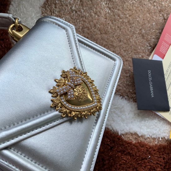 530 [Dolce Gabbana] Chain hand-held crossbody bag model number: 6613 original list ➰Delicious handmade Imported cowhide leather with original hardware bag body with pure handmade oil on top of the top of many celebrities' favorites. Crossbody can be purch