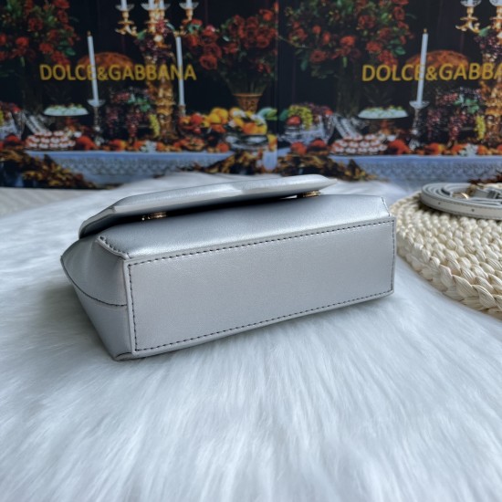 570 [Dolce Gabbana] Model number: 9112 Original order ➰Delicate handmade, imported cowhide bag body with pure handmade oil edges on top, embellished with standing effect quilted DG log Fashion trend, favorite of many celebrities, crossbody, overseas purch