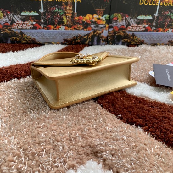 530 [Dolce Gabbana] Chain hand-held crossbody bag model number: 6613 original list ➰Delicious handmade Imported cowhide leather with original hardware bag body with pure handmade oil on top of the top of many celebrities' favorites. Crossbody can be purch