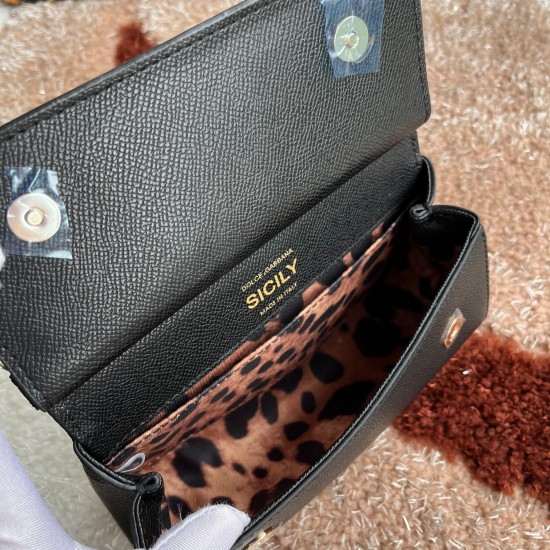 P550 model number: 4133 palm print high-end product [Dolce Gabbana] Another platinum bag in the fashion industry ➰Delicate handmade classic model solid color versatile. Favorite of many celebrities. Crossbody can be used with mirrors. Special products for