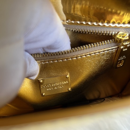 530 [Dolce Gabbana] Model number: 5515 Top original list ➰Delicious handmade, imported cowhide bag body with pure handmade oil edges on top, embellished with standing effect quilted DG log Fashion trend, favorite of many celebrities, crossbody, overseas p