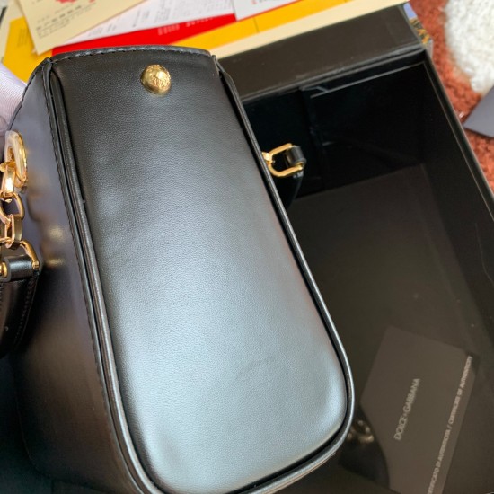 630 [Dolce Gabbana] Model number: 5180# Original order ➰Delicious handmade Imported cowhide with original hardware bag body with pure handmade oil on top of the top of many celebrities' favorites, crossbody, special products for overseas purchasing agents