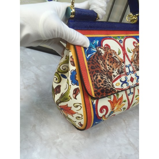 480 [Dolce Gabbana] The same crossbody bag as a celebrity, crossbody, mirror, overseas purchasing special products, fashionable and aura, brand new bag style, any combination can be as long as there is a fashionable heart, you can keep it clearly, when an
