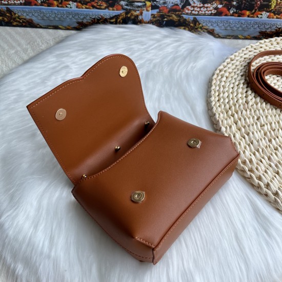 570 [Dolce Gabbana] Model number: 9112 Original order ➰Delicate handmade, imported cowhide bag body with pure handmade oil edges on top, embellished with standing effect quilted DG log Fashion trend, favorite of many celebrities, crossbody, overseas purch