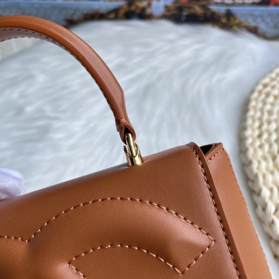 570 [Dolce Gabbana] Model number: 9112 Original order ➰Delicate handmade, imported cowhide bag body with pure handmade oil edges on top, embellished with standing effect quilted DG log Fashion trend, favorite of many celebrities, crossbody, overseas purch
