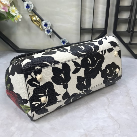480 [Dolce Gabbana] The same crossbody bag as a celebrity, crossbody, mirror, overseas purchasing special products, fashionable and aura, brand new bag style, any combination can be as long as there is a fashionable heart, you can keep it clearly, when an
