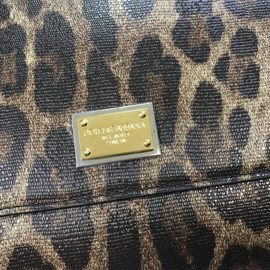 P470 top original list [Dolce Gabbana] Classic leopard print ️New model is coming, the perfect curve of the authentic Hong Kong product purchase version, every trace of it reveals the vitality of the city.Imported cowhide, customized high-plating hardware