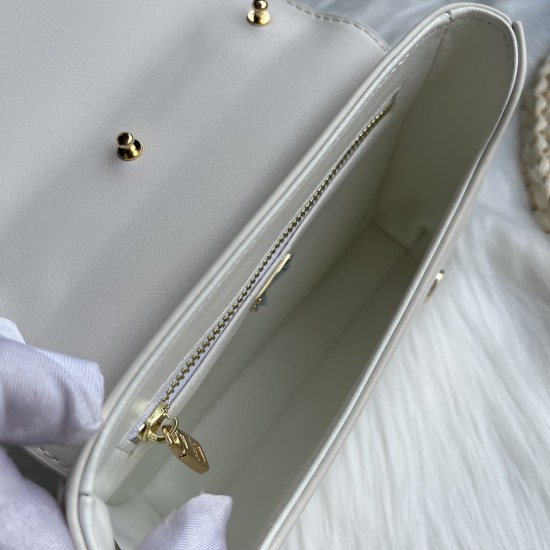 570 [Dolce Gabbana] Model number: 9112 Original order ➰Delicate handmade, imported cowhide bag body with pure handmade oil edges on top, embellished with standing effect quilted DG log Fashion trend, favorite of many celebrities, crossbody, overseas purch