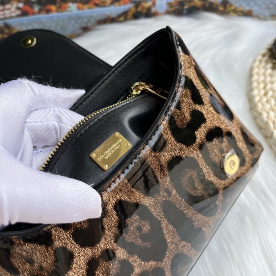 600 [Dolce Gabbana] Model number: 9112 Patent leather leopard print Original ➰Delicate handmade Use imported cowhide bag body with pure handmade oil edges on top, embellished with standing effect quilted DG log Fashion trend, favorite of many celebrities,