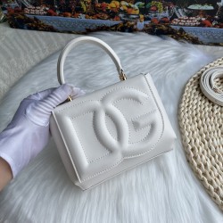 570 [Dolce Gabbana] Model number: 9112 Original order ➰Delicate handmade, imported cowhide bag body with pure handmade oil edges on top, embellished with standing effect quilted DG log Fashion trend, favorite of many celebrities, crossbody, overseas purch