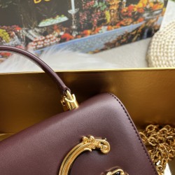 550 【Dolce Gabbana】❤️New.Model number: 9111 original list ➰Delicate and handmade, imported cowhide bag body with pure handmade oil edges on the top, embellished with DG double electroplating sign fashion trend, front flip cover adopts hidden magnetic buck