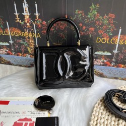 570 [Dolce Gabbana] Model number: 9112 Original order ➰Delicate handmade, imported cowhide bag body with pure handmade oil edges on top, embellished with standing effect quilted DG log Fashion trend, favorite of many celebrities, crossbody, overseas purch