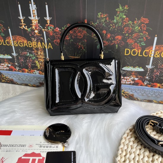 570 [Dolce Gabbana] Model number: 9112 Original order ➰Delicate handmade, imported cowhide bag body with pure handmade oil edges on top, embellished with standing effect quilted DG log Fashion trend, favorite of many celebrities, crossbody, overseas purch