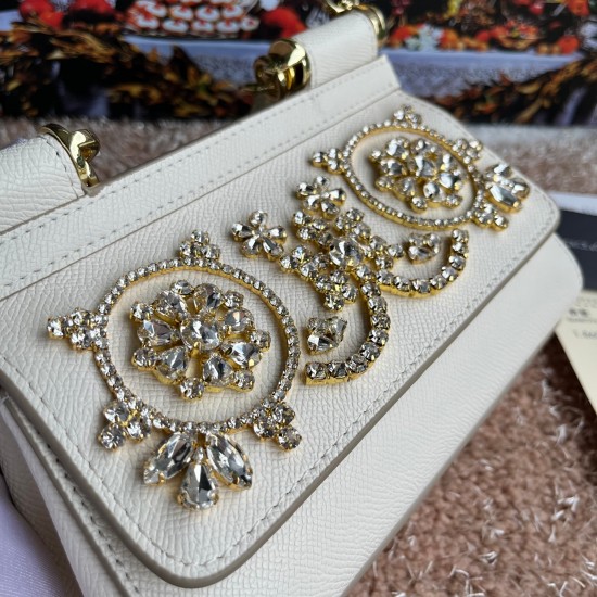 P550 model number: 4133 palm print high-end product [Dolce Gabbana] Another platinum bag in the fashion industry ➰Delicate handmade classic model solid color versatile. Favorite of many celebrities. Crossbody can be used with mirrors. Special products for
