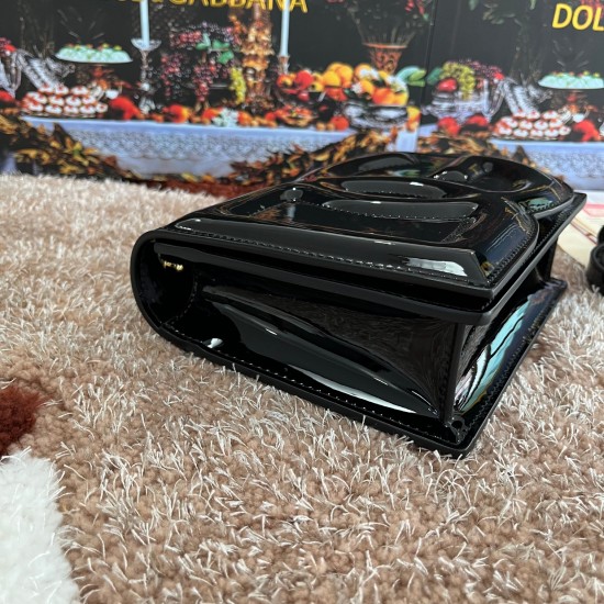 530 [Dolce Gabbana] Model number: 5515 Patent leather top original sheet ➰Delicious handmade, imported cowhide bag body with pure handmade oil edges on top, embellished with standing effect quilted DG log Fashion trend, favorite of many celebrities, cross