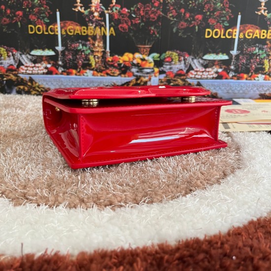 530 [Dolce Gabbana] Model number: 5515 Patent leather top original sheet ➰Delicious handmade, imported cowhide bag body with pure handmade oil edges on top, embellished with standing effect quilted DG log Fashion trend, favorite of many celebrities, cross