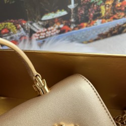 570 【Dolce Gabbana】❤️New.Model number: 9111 original list ➰Delicate and handmade, imported cowhide bag body with pure handmade oil edges on the top, embellished with DG double electroplating sign fashion trend, front flip cover adopts hidden magnetic buck