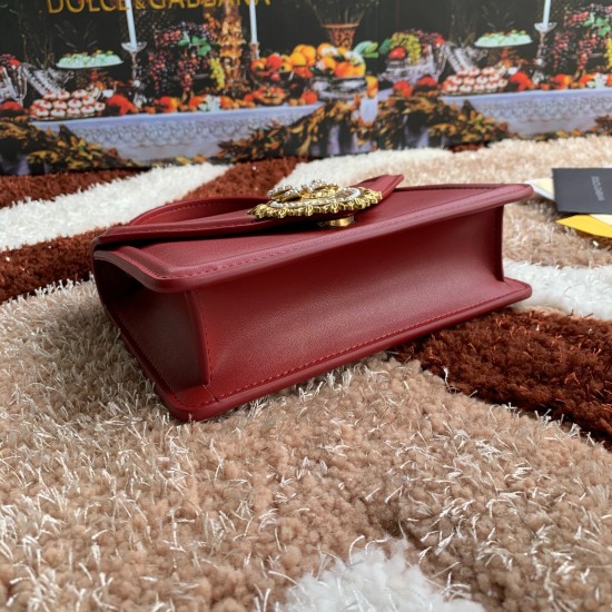 530 [Dolce Gabbana] Chain hand-held crossbody bag model number: 6613 original list ➰Delicious handmade Imported cowhide leather with original hardware bag body with pure handmade oil on top of the top of many celebrities' favorites. Crossbody can be purch