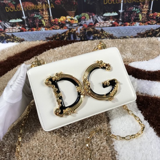 600 【Dolce Gabbana】Top original list ➰Delicate handmade series crossbody bags, imported raw materials, front embellishment, resin bottom plated true gold DG logo, front flip cover adopts hidden magnetic buckle opening and closing, fixed electroplated ruth 600 【Dolce Gabbana】Top original list ➰Delicate handmade series crossbody bags, imported raw materials, front embellishment, resin bottom plated true gold DG logo, front flip cover adopts hidden magnetic buckle opening and closing, fixed electroplated ruth