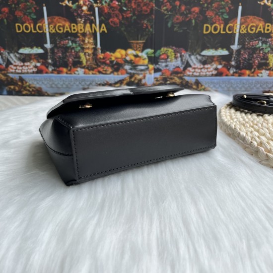 570 [Dolce Gabbana] Model number: 9112 Original order ➰Delicate handmade, imported cowhide bag body with pure handmade oil edges on top, embellished with standing effect quilted DG log Fashion trend, favorite of many celebrities, crossbody, overseas purch