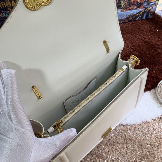 550 [Dolce Gabbana] Model number: 4158 Original single crossbody women's bag ➰Delicious handmade Imported cowhide with original hardware bag body with pure handmade oil on top of the top of many celebrities' favorites. Crossbody can be purchased overseas 