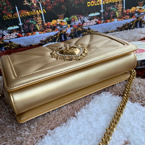 600 [Dolce Gabbana] Top original list ➰Delicious handmade Imported cowhide leather with original hardware bag body with pure handmade oil on top of the top of many celebrities' favorites. Crossbody can be purchased overseas for special products with a sty
