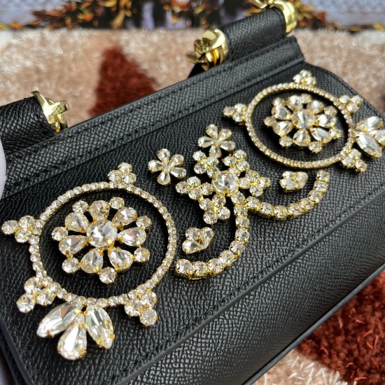 P550 model number: 4133 palm print high-end product [Dolce Gabbana] Another platinum bag in the fashion industry ➰Delicate handmade classic model solid color versatile. Favorite of many celebrities. Crossbody can be used with mirrors. Special products for