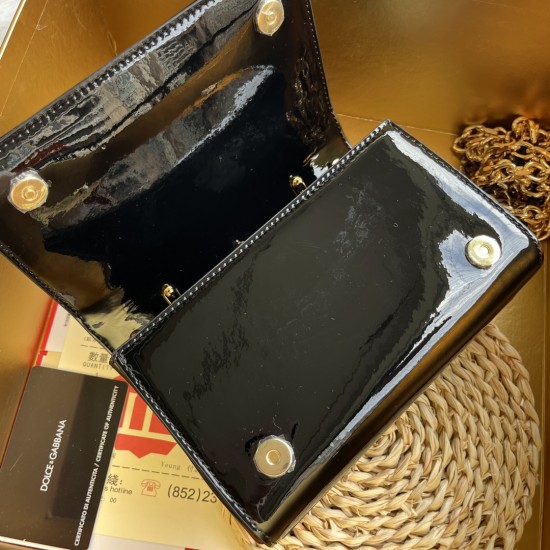 580 【Dolce Gabbana】❤️New.Model number: 9111 patent leather original ➰Delicate and handmade, imported cowhide bag body with pure handmade oil edge on top, embellished with DG double electroplating sign fashion trend, front flip cover adopts hidden magnetic 580 【Dolce Gabbana】❤️New.Model number: 9111 patent leather original ➰Delicate and handmade, imported cowhide bag body with pure handmade oil edge on top, embellished with DG double electroplating sign fashion trend, front flip cover adopts hidden magnetic